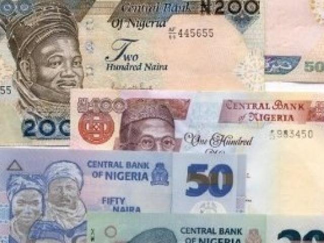 Cette photo de décembre 2011 montre différentes coupures de nairas, la monnaie nigériane. Photo : AFP.