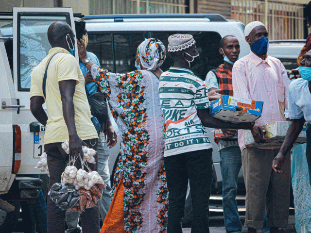 Des vendeurs ambulants à la Place de l'Indépendance à Dakar, Juillet 2020. © Kevya R. Mpele