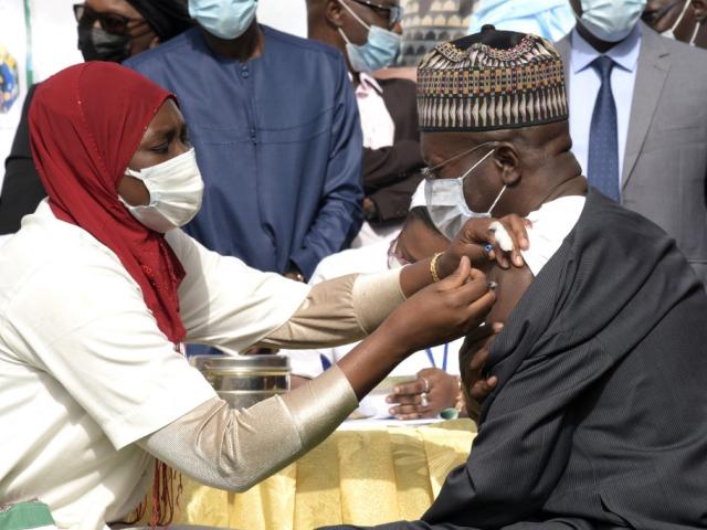 L'ancien Premier ministre Souleymane Ndene Ndiaye se fait vacciner lors du lancement officiel de la campagne de vaccination contre la Covid-19, à Dakar, le 23 février 2021. Seyllou / AFP