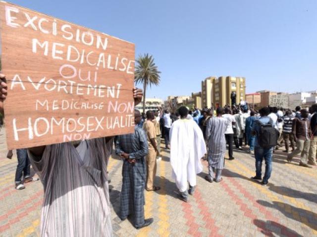 Un manifestant brandit une pancarte contre l'avortement médicalisé à Dakar, la capitale du Sénégal.