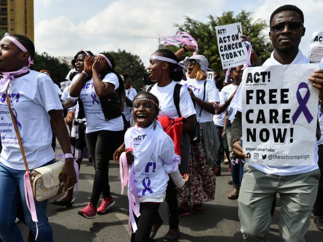 Des survivants du cancer, des patients et des militants participent à une manifestation le 1er août 2019 à Nairobi, la capitale du Kenya, pour demander au gouvernement de déclarer le cancer catastrophe nationale et d'offrir des soins gratuits contre le cancer à l'échelle nationale. KARUMBA / AFP