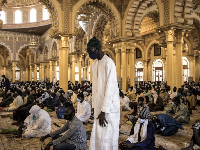 Un fidèle musulman prie avant la prière du vendredi à la mosquée des Mourides, qui a ouvert ses portes pour la première prière du vendredi après deux mois à Dakar, le 15 mai 2020.