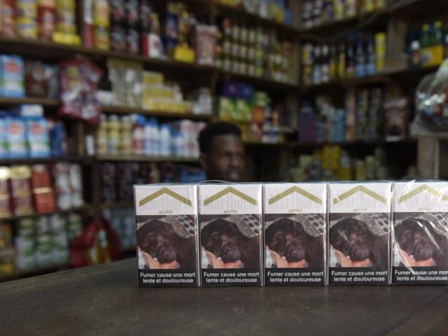 Une photo prise le 26 août 2017 à Dakar montre des paquets de cigarettes portant l'inscription « Fumer cause une mort lente et douloureuse » pour avertir des dangers de la consommation de tabac. SEYLLOU / AFP