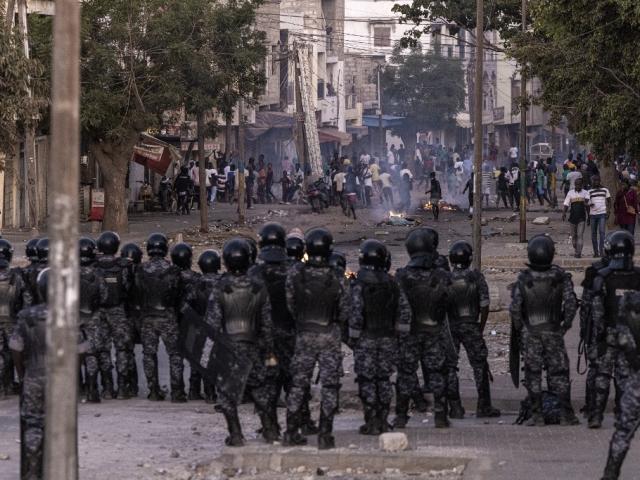 La gendarmerie sénégalaise bloque une route après que des manifestants ont brûlé des pneus et bloqué des routes à Dakar, le 3 juin 2023. JOHN WESSELS / AFP