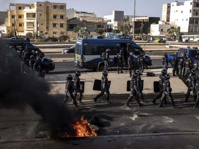 Des gendarmes sénégalais patrouillent sur une route lors des manifestations initiées par les partis d'opposition à Dakar, le 4 février 2024, pour protester contre le report de l'élection présidentielle.