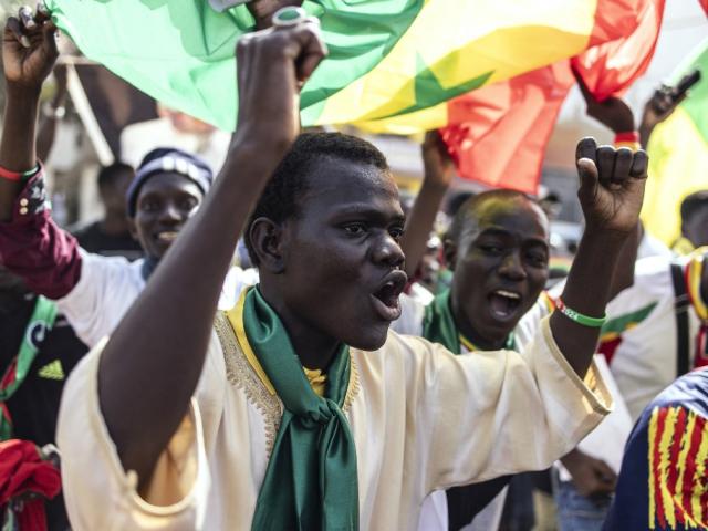 Un manifestant chante lors d'une marche à Dakar le 02 mars 2024, contre la nouvelle loi d'amnistie et pour la tenue d'élections avant le 02 avril 2024. Ce pays d'Afrique de l'Ouest, traditionnellement stable, a plongé dans les pires turbulences qu'il ait connues depuis des décennies après le report de dernière minute par M. Sall de l'élection présidentielle, qui devait avoir lieu le 25 février 2024. JOHN WESSELS / AFP