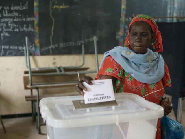 Dans un bureau de vote de Dakar, lors des législatives du 31 juillet 2022. © Leo Correa/AP/SIPA