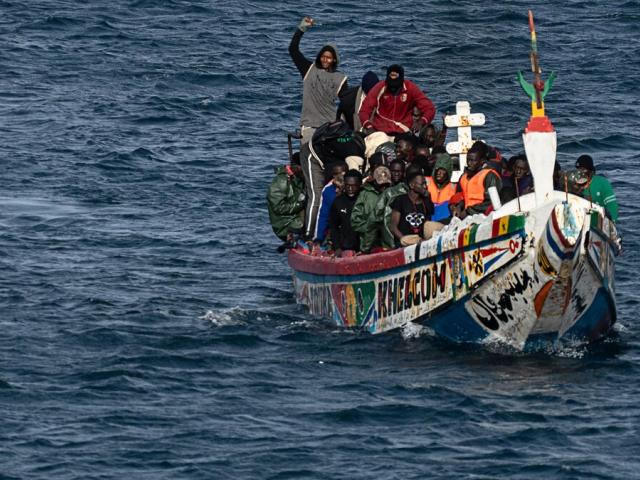 Une pirogue partie du Sénégal approche des îles Canaries.  © Getty Images / AFP / JOSE ANTONIO SEMPERE