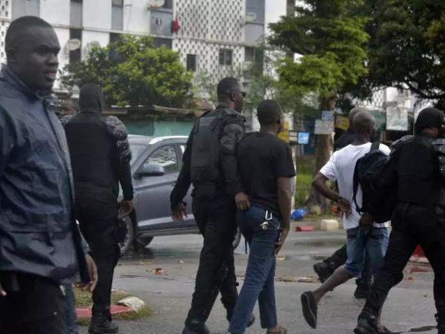 La police arrête un manifestant lors d'affrontements avec des partisans de l'opposition à Abidjan, en Côte d'Ivoire, le samedi 11 octobre 2025.