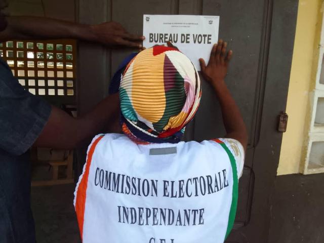 Un agent de la Commission électorale indépendante de Côte d'Ivoire