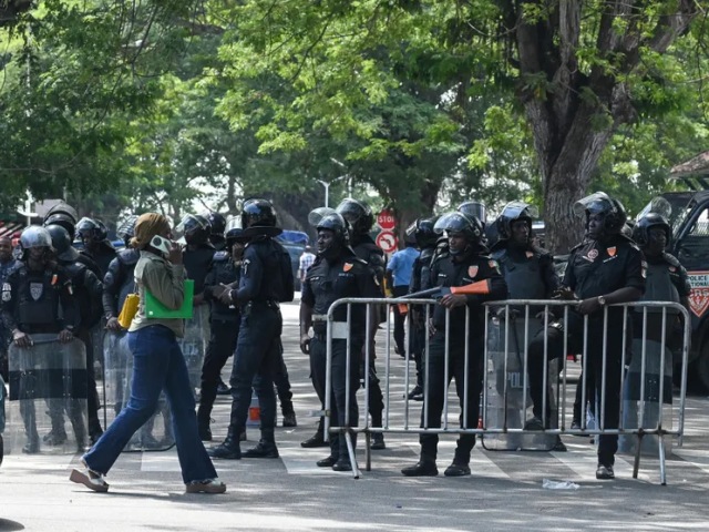 Des policiers antiémeutes ivoiriens bloquent l’accès au palais de justice d’Abidjan, le 24 avril 2025. 