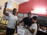 Des agents électoraux comptent les bulletins de vote à la fin de la journée de vote dans le quartier populaire de Ngor à Dakar, le 31 juillet 2022. JOHN WESSELS / AFP