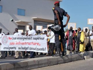 Etudiants et professeurs de l’UCAD marcnant ensemble, en janvier 2012, pour exiger de meilleures conditions de travail. Photo AFP
