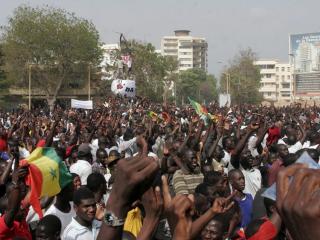Le taux de chômage est élevé chez les jeunes sénégalais réunis ici en 2012 lors d'un meeting politique. Photo AFP.
