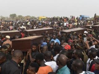 Les individus transportent les cercueils des personnes tuées lors d'affrontements entre des éleveurs Fulani principalement musulmans et des agriculteurs chrétiens. Les funérailles ont eu lieu en janvier 2018 à Makurdi, capitale de l'État de Ben