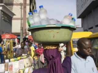 Des usagers du marché de Balogun sur l'île de Lagos en mai 2017. Photo : AFP