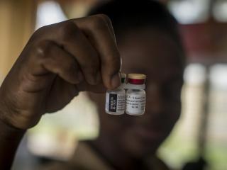 Une infirmière montre le vaccin contre le paludisme Mosquirix (RTS,S) à la polyclinique Ewin de Cape Coast, au Ghana, le 30 avril 2019. La polyclinique Ewim a été la première au Ghana à déployer le vaccin contre le paludisme Mosquirix.