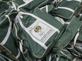 Vue générale de sacs contenant du matériel électoral dans le bureau de la Commission électorale nationale indépendante du Nigeria à Awka, au Nigeria, le 23 février 2023, avant l'élection présidentielle nigériane prévue le 25 février 2023. Patrick Meinhardt / AFP