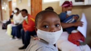 L’OMS recommande le renforcement des systèmes de santé pour lutter contre la tuberculose comme au centre spécialisé de Khayelitsha, en Afrique du Sud. Photo : AFP.
