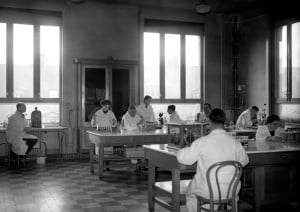 Des chercheurs spécialistes de la tuberculose au laboratoire de l’Institut Pasteur à Paris. Cette structure inaugurée en novembre 1888 a beaucoup contribué à la lutte contre les maladies infectieuses grâce notamment à des financements étrangers. Photo AFP.