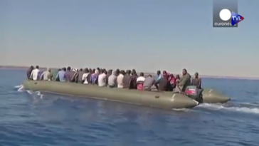 Des migrants clandestins subsahariens à bord d'une embarcation à destination de l'Italie. Capture d'écran Youtube/Euronews.