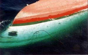 Une vue aérienne du bateau Le Joola prise le 27 septembre 2002, quelques heures après le drame. Le navire qui reliait Dakar à Ziguinchor s’est renversé. Photo AFP 