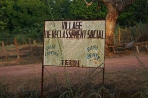 Ce panneau signale l'entrée de Teubi, un village de reclassement social, dans le Sud du Sénégal. Photo ASAAL.